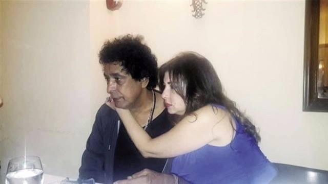 حقيقة زواج محمد منير من أرملة عادل أدهم بعد صورهم الجريئة