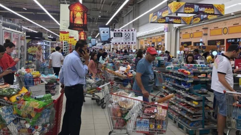 رويترز:،قلق وارتباك يخيمان على قطر بسبب الغذاء والأقارب والسفر