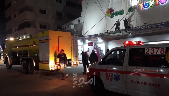 بالصور - إصابة 5 مواطنين بالاختناق إثر حريق في مول "كير فور" غرب غزة