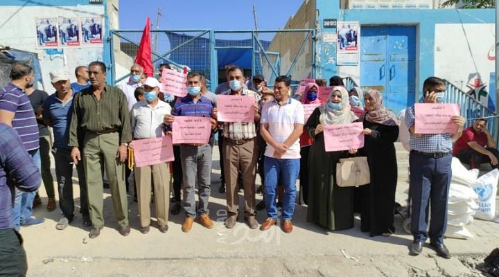 غزة: وقفات احتجاجية أمام مراكز توزيع "الأونروا" رفضاً لإجراءات الوكالة وتقليصاتها - صور