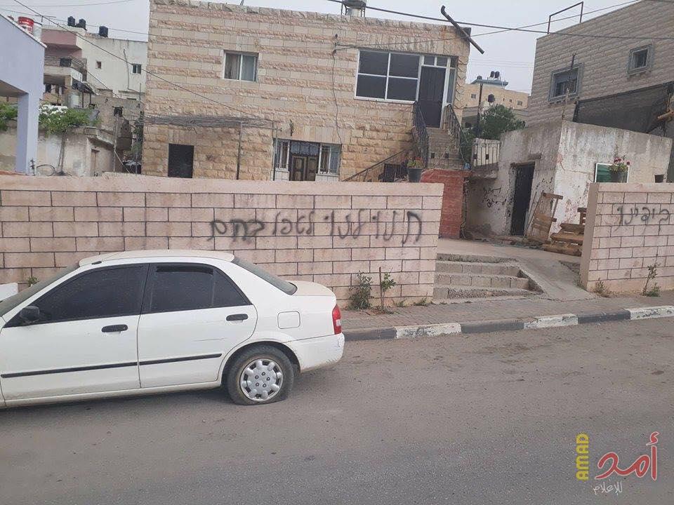 مستوطنون يخطون شعارات معادية على الجدران شرق رام الله
