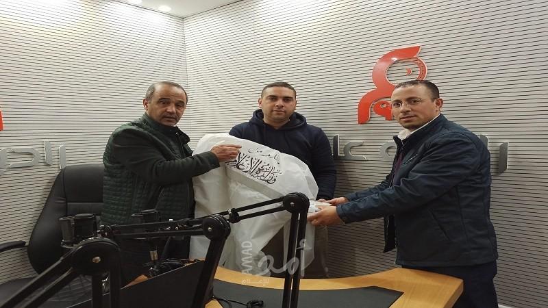 وزارة الإعلام توزع بدلات ومعدات وقائية على الإذاعات المحلية في الخليل