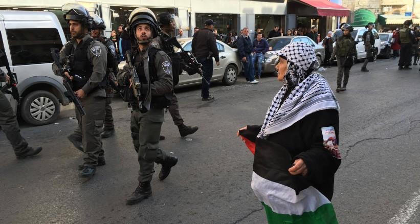 بالفيديو: قوات الاحتلال تقمع مسيرة في القدس تطلب باسترداد الجثامين