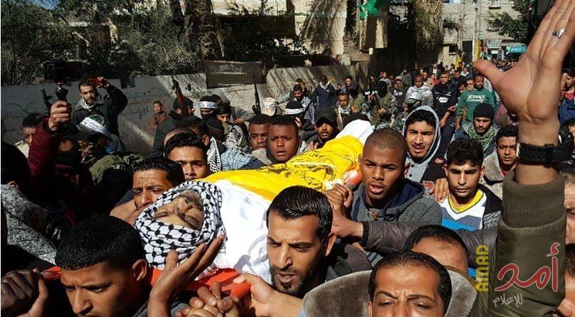 بالصور.. جماهير النصيرات وسط قطاع غزة يودعون شهيدهم "سمير النباهين"