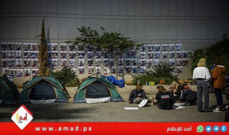 الشرطة الإسرائيلية تمزق لافتة "أوقفوا الإبادة الجماعية في غزة" خلال مظاهرة بتل أبيب