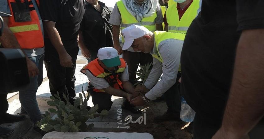 بلدية غزة وحركة فتح تنظمان حملة لتنظيف مقبرة الشيخ رضوان