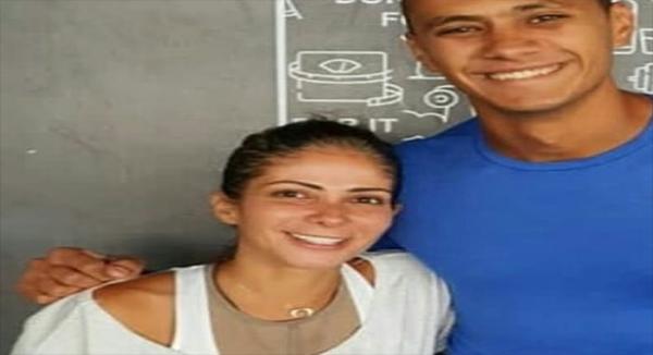 منى زكى تثير الجدل بالشعر الأبيض