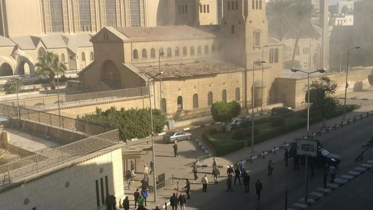 محدث - بالصور والفيديو - الصحة المصرية: 25 قتيلا و31 مصابا فى حادث انفجار الكنيسة الكاتدرائية بالعباسية