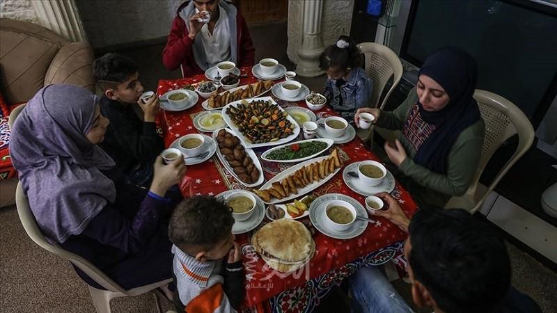 غزة: موائد افطار رمضان تفقد شهيتها بسبب تأخر الرواتب وارتفاع الأسعار