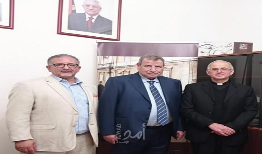 خوري يبحث مع المونسنيور عكاشة تفعيل مذكرة التفاهم بين المجلس البابوي ولجنة الحوار الفلسطينية
