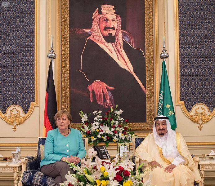 صحيفة أمريكية: ميركل لم تغط شعرها عند لقاء الملك سلمان..ومسؤال سعودي يراها قدوة للسعوديات .. صور
