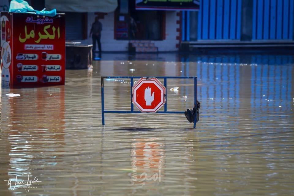 بالصور والفيديو..  الأمطار في غزة تحتجز المواطنين وتغرق الشوارع والمنازل