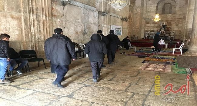 قوات الاحتلال تعتقل شابا لفتحه "مصلى الرحمة" وتبعد مصليا عن الأقصى