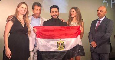 بعد تتويجه فى هوليوود.. مملكة عربية تسعى لتكريم تامر حسنى وأخذ بصمته