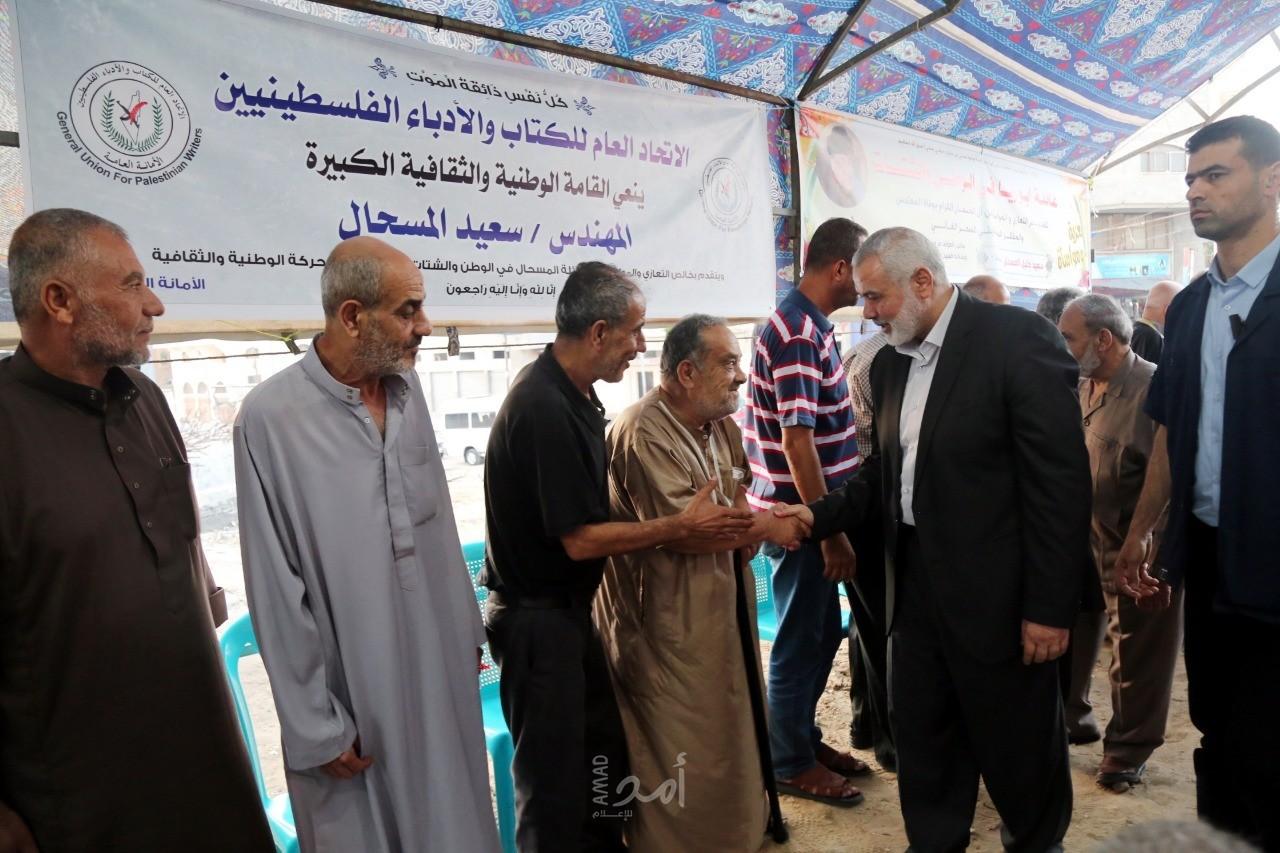 هنية يقدم واجب العزاء بوفاة الكاتب الفلسطيني "سعيد المسحال"