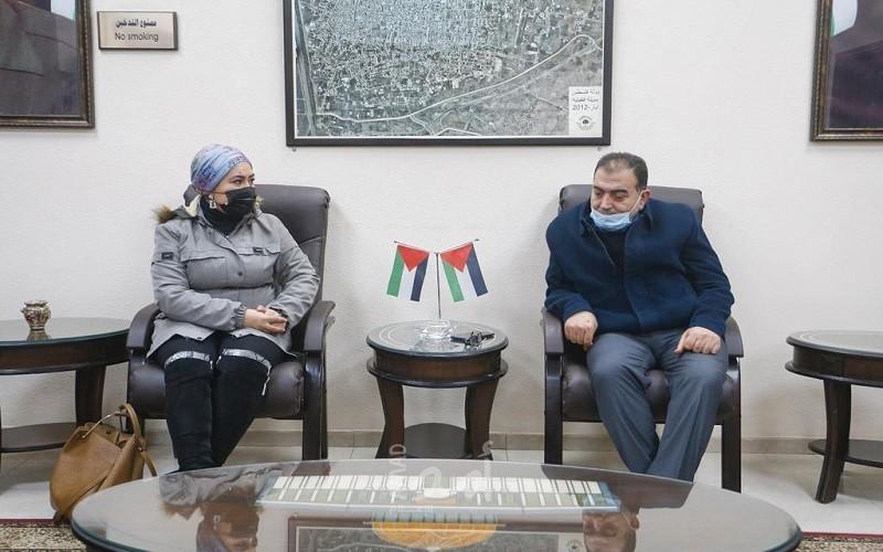 ممثلين من المركز الفلسطيني لقضايا السلام وجمعية قلقيلية النسائية يزوران بلدية قلقيلية