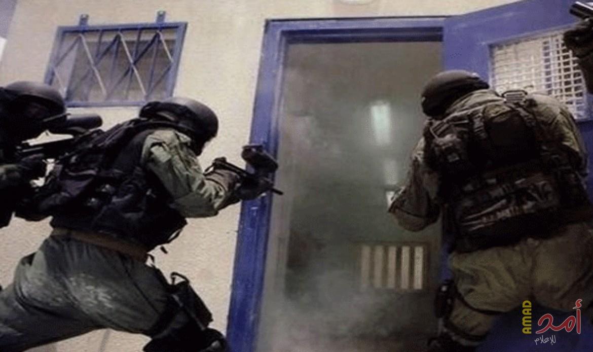 وحدة القمع تقتحم قسم 3 في سجن النقب والحركة الأسيرة تحذر