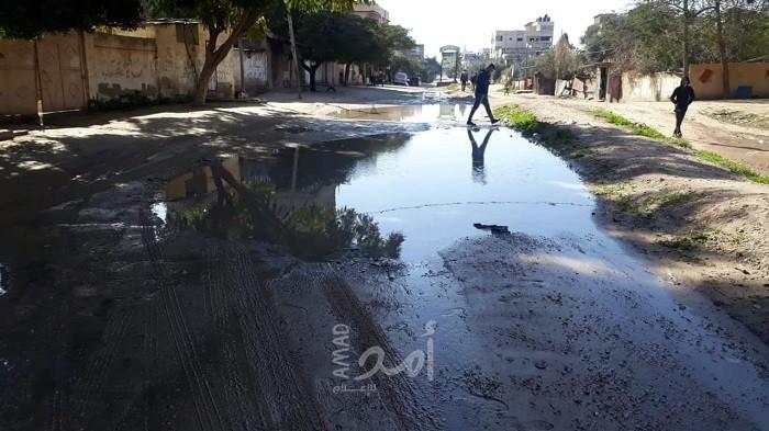 عبر "أمد".. سكان حي الزيتون يناشدون بلدية غزة انقاذ شوارعهم من معاناة "برك الأمطار"