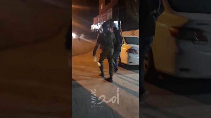 جيش الاحتلال يعتقل مواطنين من الخليل