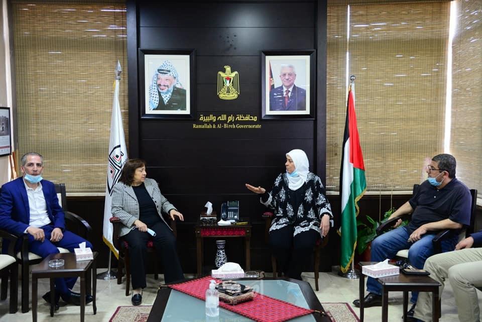 غنام تسلم وزيرة الصحة 5 آلاف مسحة لفحص كورونا مقدمة من شركة الثريا