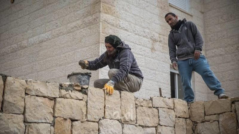 رويترز: عمال فلسطينيون يجدون مساكن إسرائيلية مؤقتة ضمن جهود مواجهة كورونا