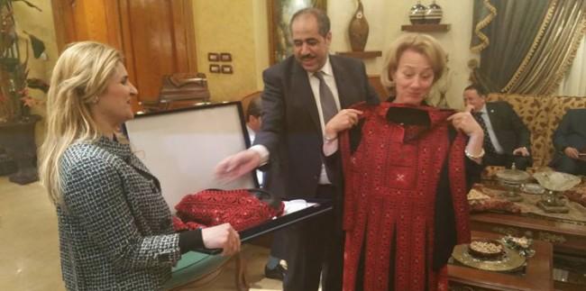برلماني اردني يثير عاصفة بسبب ثوب فلسطيني أهداه لسفيرة أمريكا في عمان