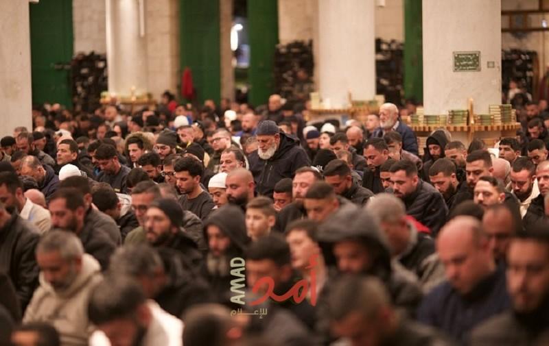 (25) ألفاً يؤدون صلاتي العشاء والتراويح في المسجد الأقصى