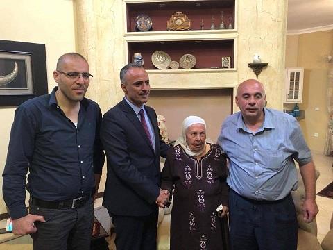 وزير العدل يزور والدتي الأسيرين كريم وماهر يونس وينقل لهما تحيات الرئيس ورئيس الوزراء