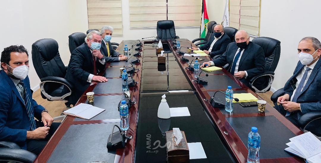 وزير المالية يناقش الوضع المالي مع المبعوث الأممي لعملية السلام