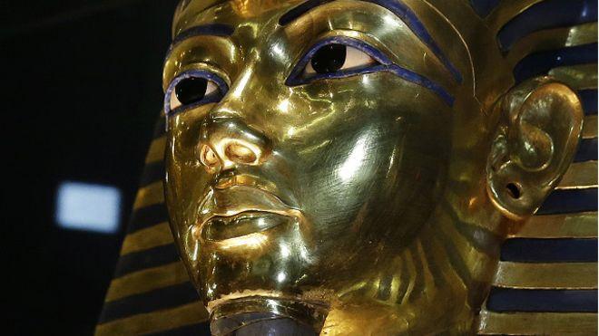 بالصور: محاكمة 8 من موظفي المتحف المصري بسبب لحية توت عنخ آمون
