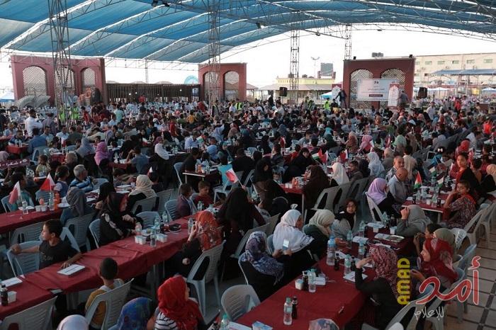 لجنة الأسرى تنظم إفطارا جماعيا بالشاليهات بمشاركة أهالي الأسرى والشهداء (صور)