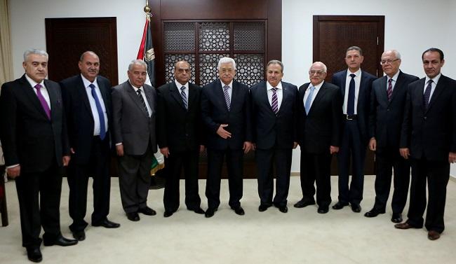 قانونيون يطالبون الرئيس عباس بسحب قرار تشكيل المحكمة الدستورية