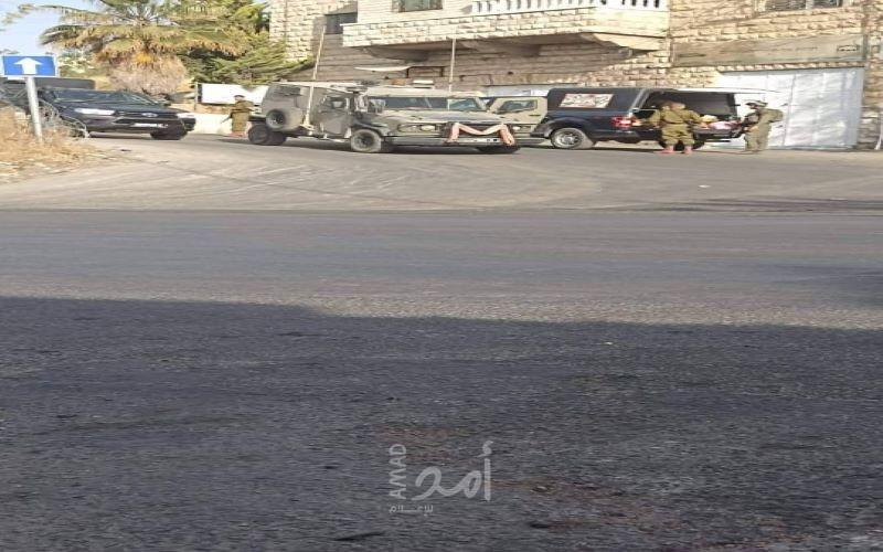 قوات الاحتلال تمنع شابا من دخول منزله في تل الرميدة بالخليل