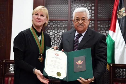 الرئيس عباس يمنح وزيرة خارجية السويد النجمة الكبرى لوسام القدس