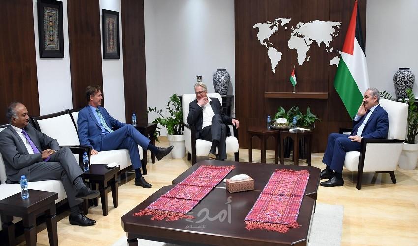 اشتية يبحث مع مبعوث الأمم المتحدة للسلام وممثل الاتحاد الأوروبي وممثل البنك الدولي ملف إعادة إعمار غزة