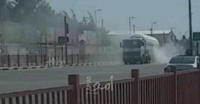 غزة: إغلاق مفترق دير البلح شارع صلاح الدين لاشتعال إطارات شاحنة غاز