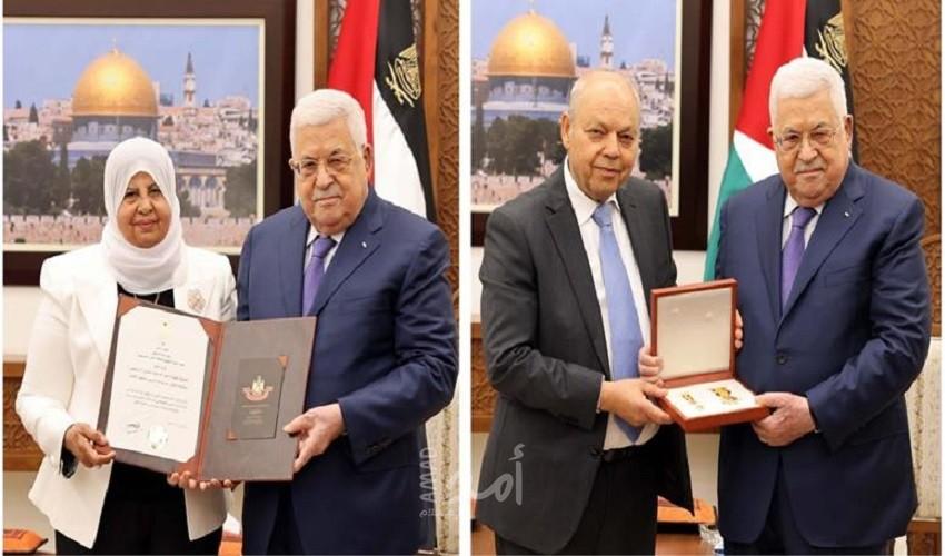 الرئيس عباس يمنح الحاج طارق عثمان وزوجته الحاجة مقبولة عثمان ميدالية الإنجاز