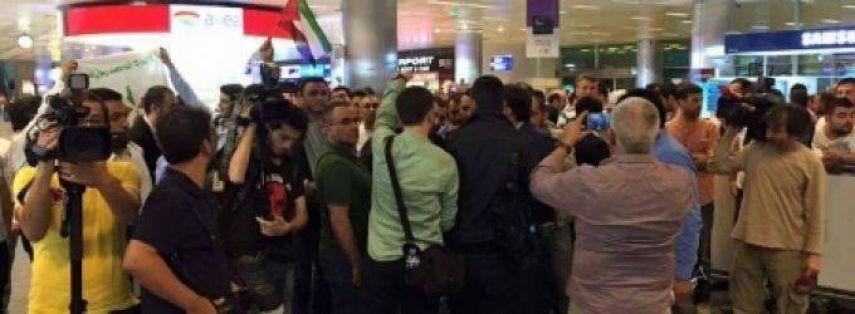 سلطات الاحتلال تمنع رئيس مؤسسة للأسرى في جنوب إفريقيا من دخول فلسطين وتحتجزه لساعات