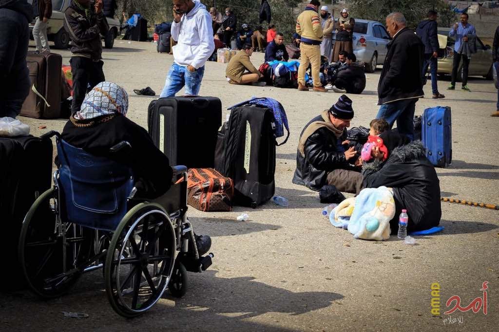 الصحفي "أحمد الفيومي" يناشد بتوفير الماء والطعام للعالقين على معبر رفح