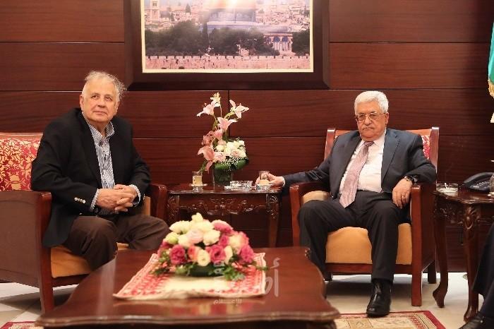 عباس يوجه رسالة إلى رئيس لجنة الانتخابات العامة حنا ناصر مستفسرا عن التطورات