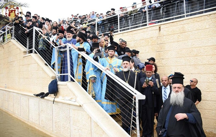 الأرثوذكسيون يستقبلون غبطة البطريرك ثيوفيلوس بمناسبة عيد الغطاس بالقدس