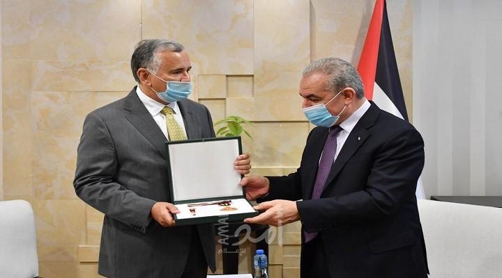 اشتية يقلد سفير البرازيل لدى فلسطين وسام نجمة القدس