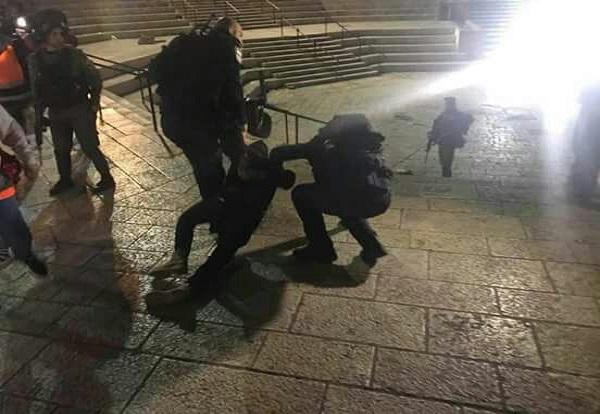 بالصور والفيديو...القدس المحتلة: إصابات واعتقالات خلال قمع  قوات الاحتلال لاعتصام سلمي في "باب العامود"