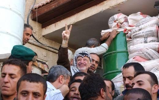 دون أن يكشف عن أسباب التراجع..موفاز يعترف: خططنا لاعتقال عرفات وإبعاده خارج الحدود
