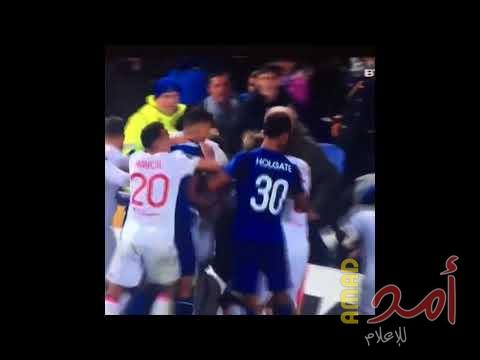 مشجع يتشاجر مع لاعبي الخصم حاملا طفله