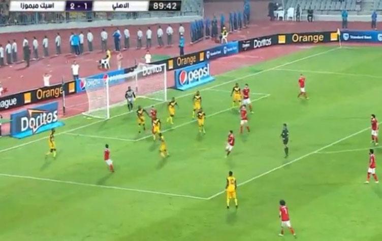 بالفيديو - خطأ غريب من إكرامي يكلف الأهلي ثاني هزيمة في دوري الأبطال ويقترب من الخروج