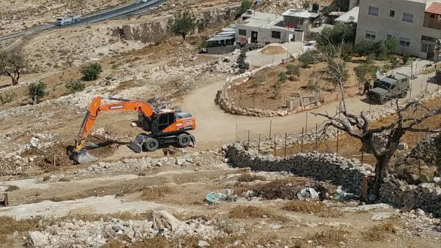 جرافات الاحتلال تهدم بركسا سكنياً في القدس