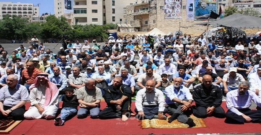 مواطنون يؤدون صلاة الجمعة ببلدة أبو ديس إسناداً للأسرى المضربين