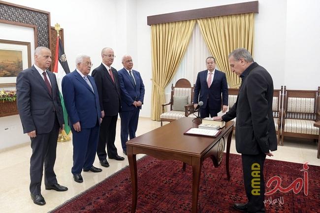 أبو ردينة يؤدي اليمين أمام رئيس سلطة رام الله عباس نائبا لرئيس الوزراء ووزيرا للإعلام