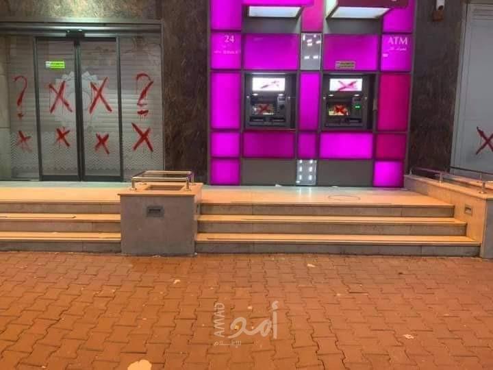 رغم  الإغلاق الكامل ..  تخريب أبواب بنك وصراف آلي وسط غزة - صور